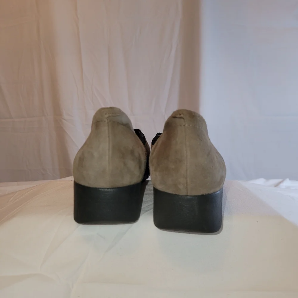 Clarks Daelyn Hill Mushroom Suede Flats NWT
